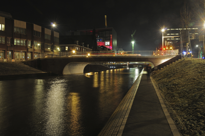 900502 Gezicht op de Paardenveldbrug over de opnieuw aangelegde Stadsbuitengracht te Utrecht, vanaf de Daalsesingel, ...